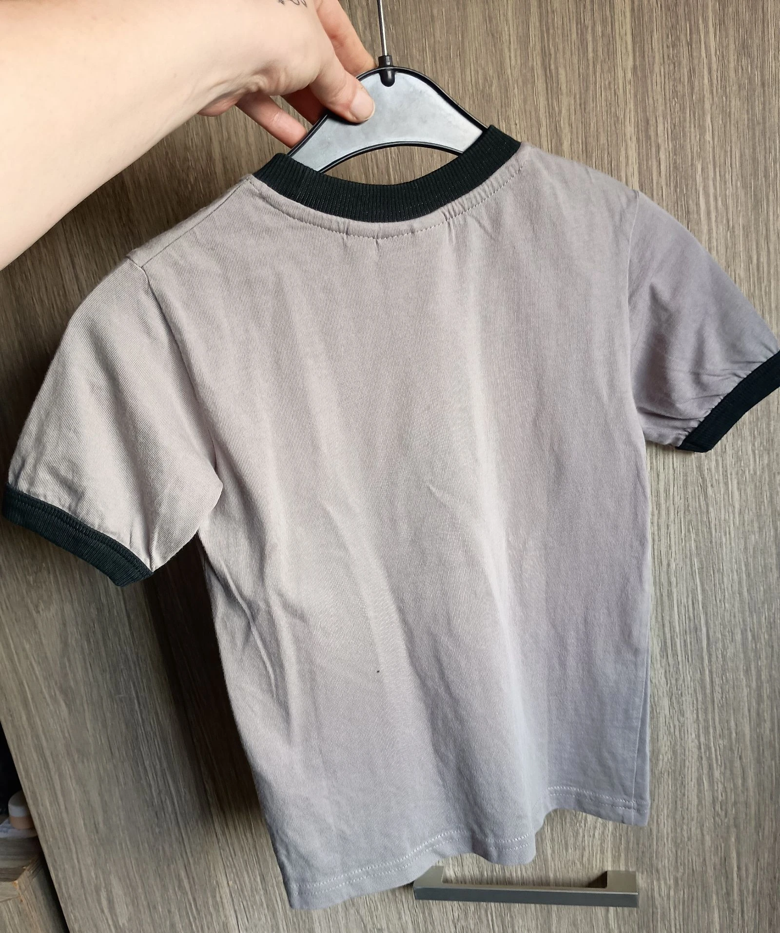 Camiseta gris Mexx Ringer con logo bordado, talla 116 – photo 4